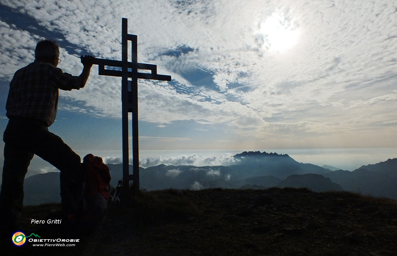 74 Controluce alla croce verso il Resegone.JPG